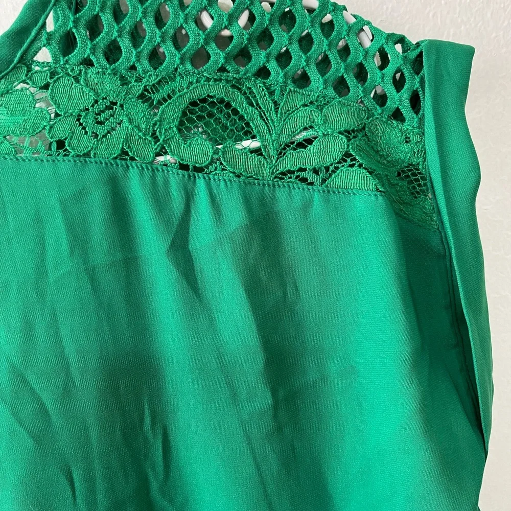 Green Lace flower pattern intricate Short Sleeve V neckl Women blouse size small